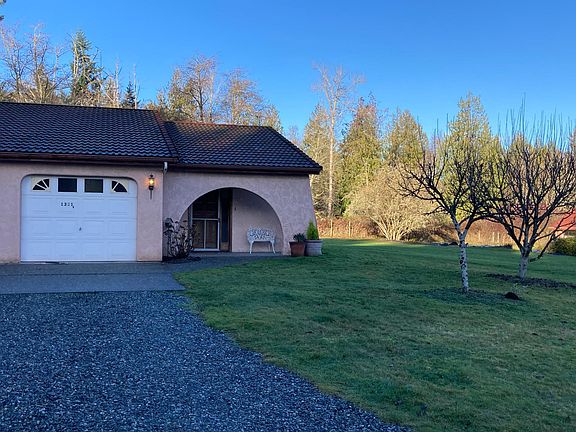 Duplex with large lawn & cared-for landscape