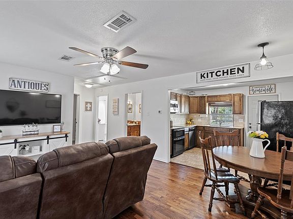 3rd image of 151 Hickory Trl