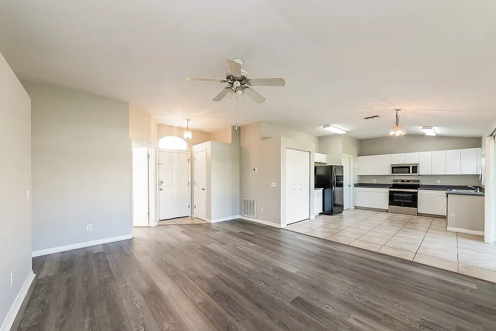 3 bed, 2.0 bath, 1295 sqft, $1,820 — Photo 4