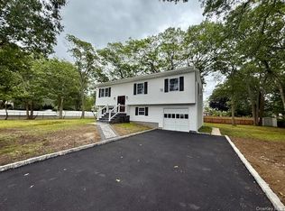 30 7th St, Holbrook, NY 11741