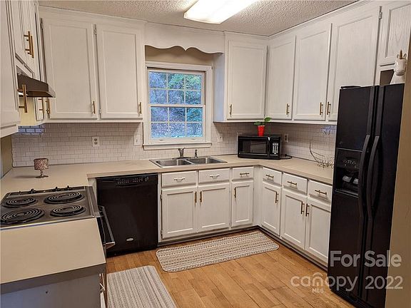 3rd image of 212 Breslin St