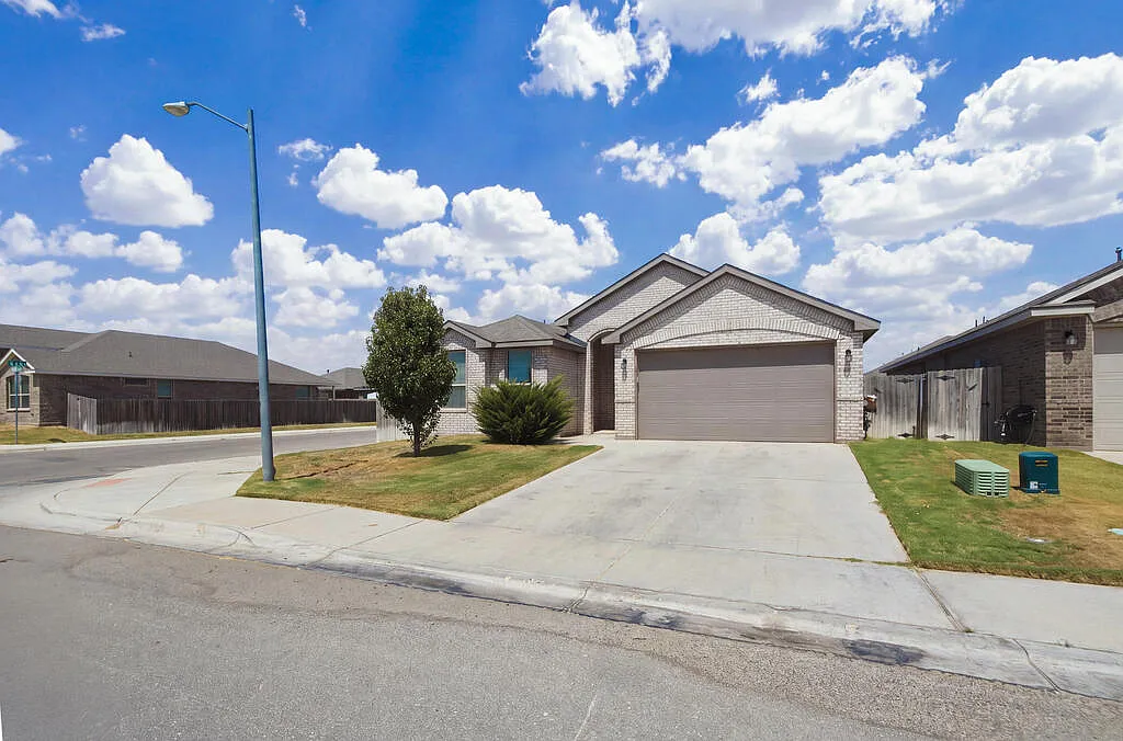 4 bed, 2.0 bath, 1907 sqft, $3,000 — Photo 1