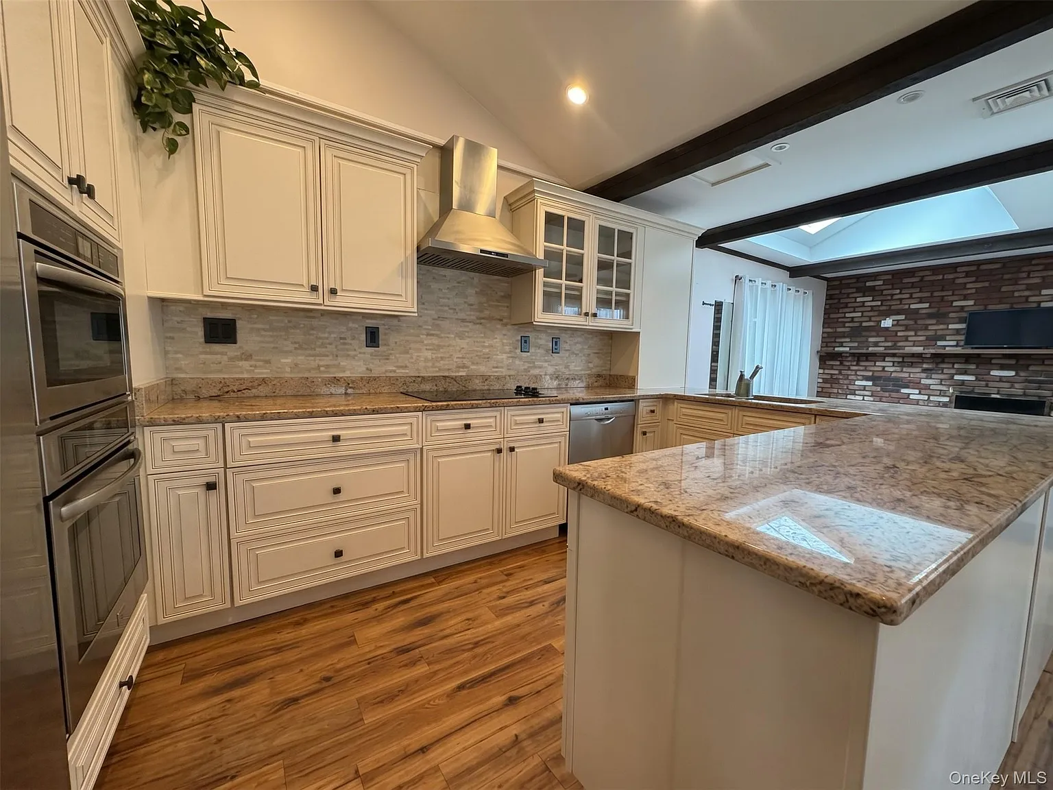3 bed, 2.0 bath, 1600 sqft, $4,000 — Photo 3