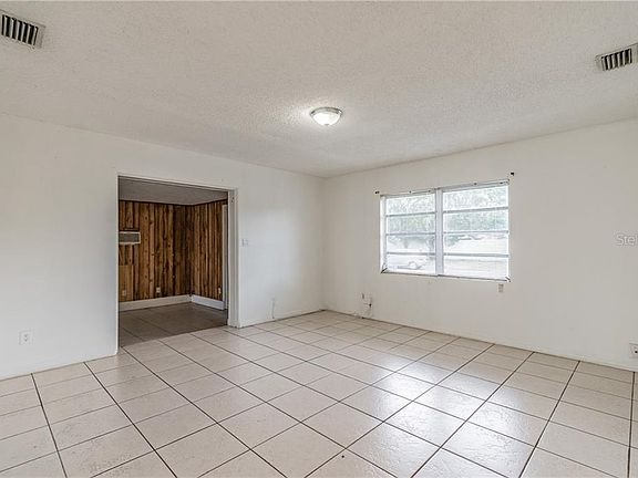 3rd image of 1931 Barksdale Dr