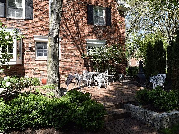 Idillic Side Patio