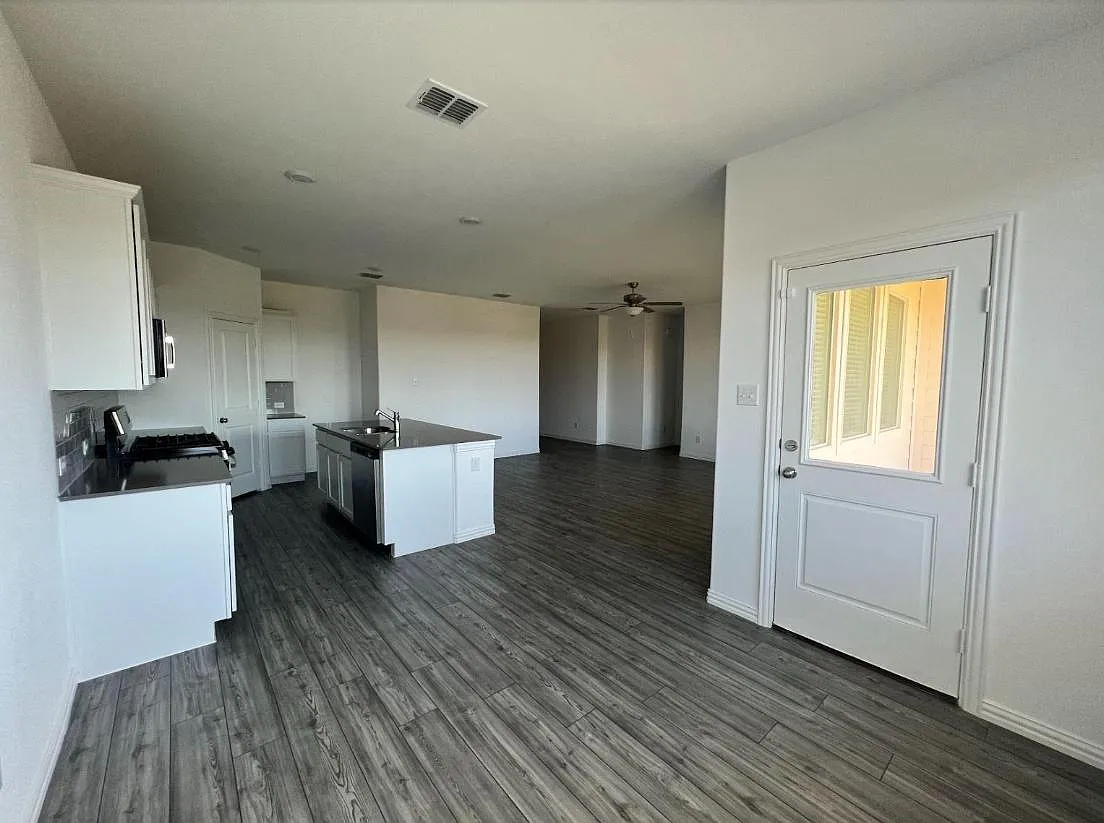 3 bed, 1602 sqft, $2,300 — Photo 3