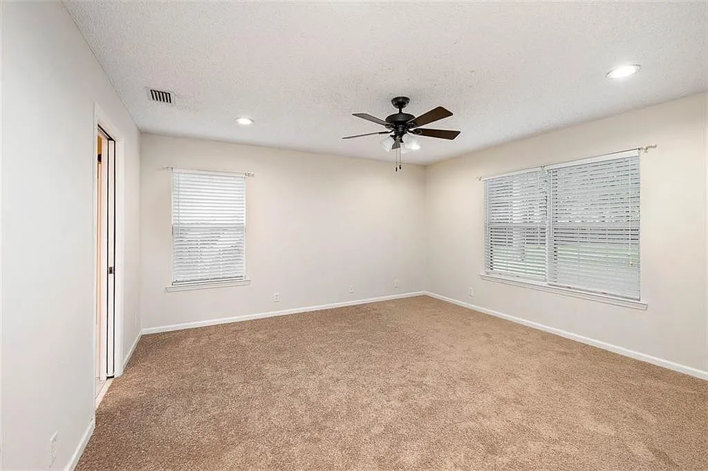 3 bed, 2.0 bath, 1360 sqft, $1,995 — Photo 4