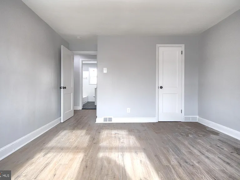 1327 Jackson St — Photo 34
