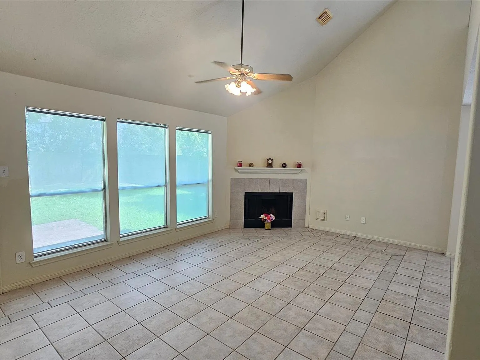 3 bed, 2.0 bath, 1901 sqft, $1,950 — Photo 3