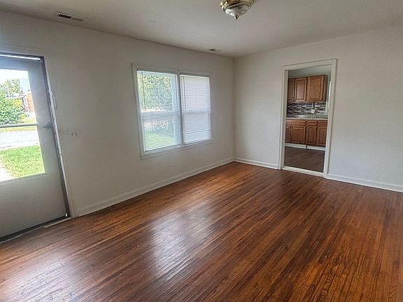 4th image of 2912 Glenrose Ave NW