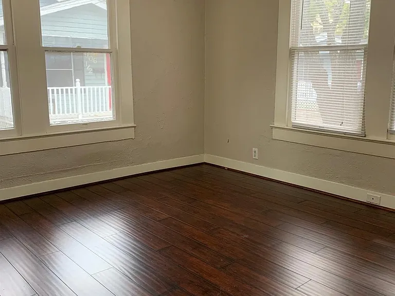 908 W 23rd St — Photo 10
