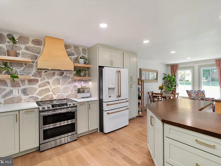 210 S Hughes St — Photo 4