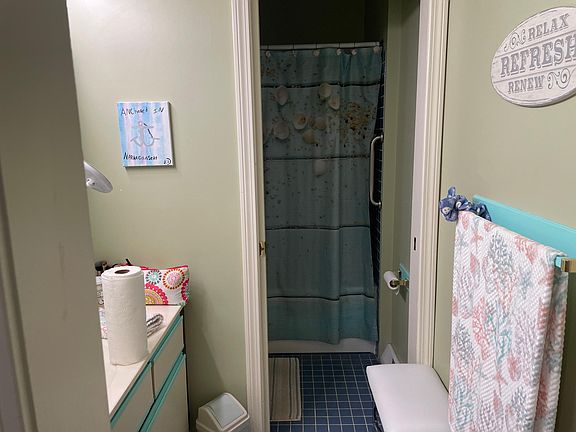 en-suite bathroom off of main bedroom