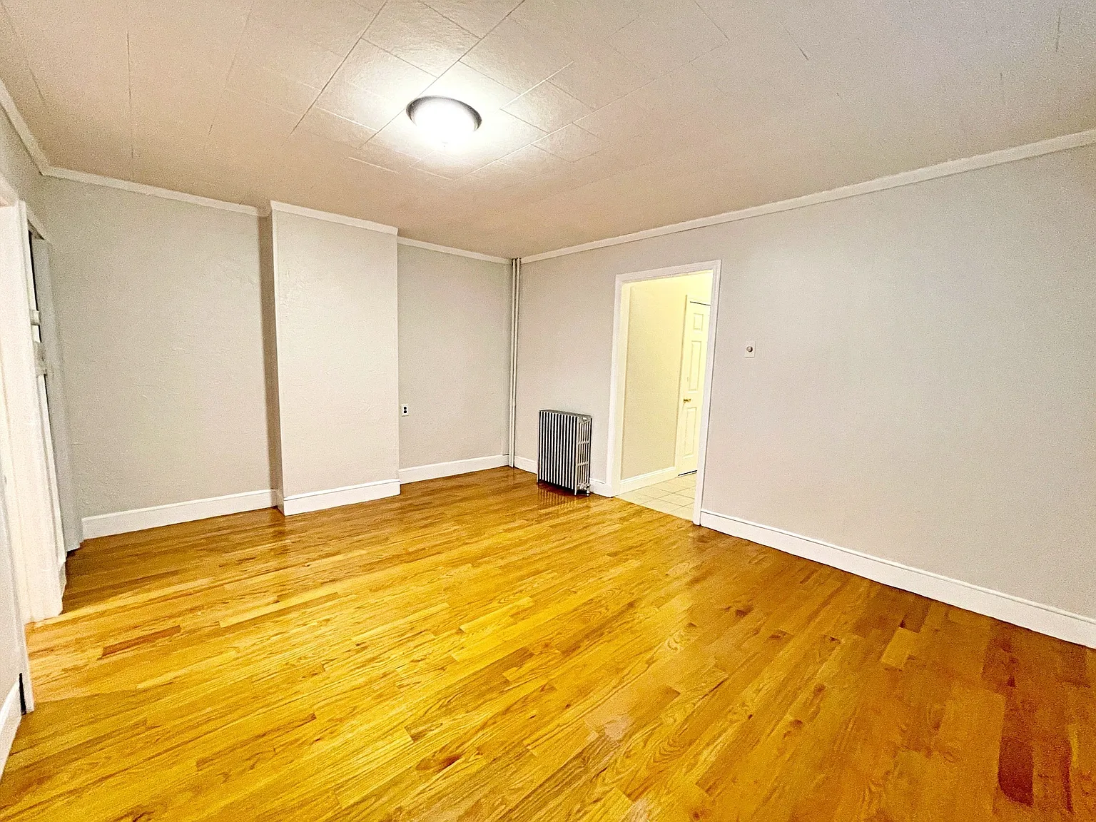 3 bed, 1.0 bath, 1216 sqft, $3,000 — Photo 2