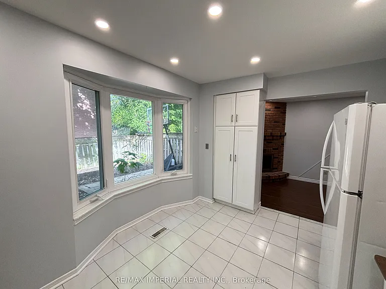 98 McMorran Cres — Photo 7