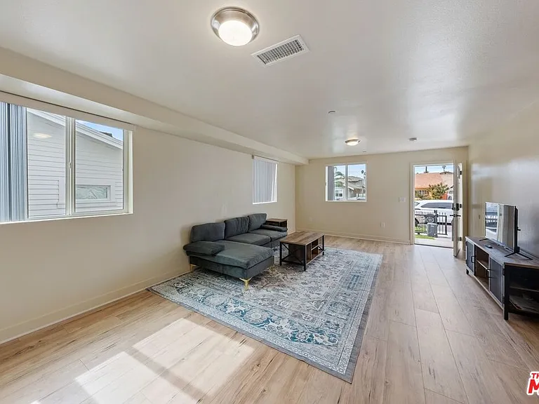 5912 S Flower St — Photo 11