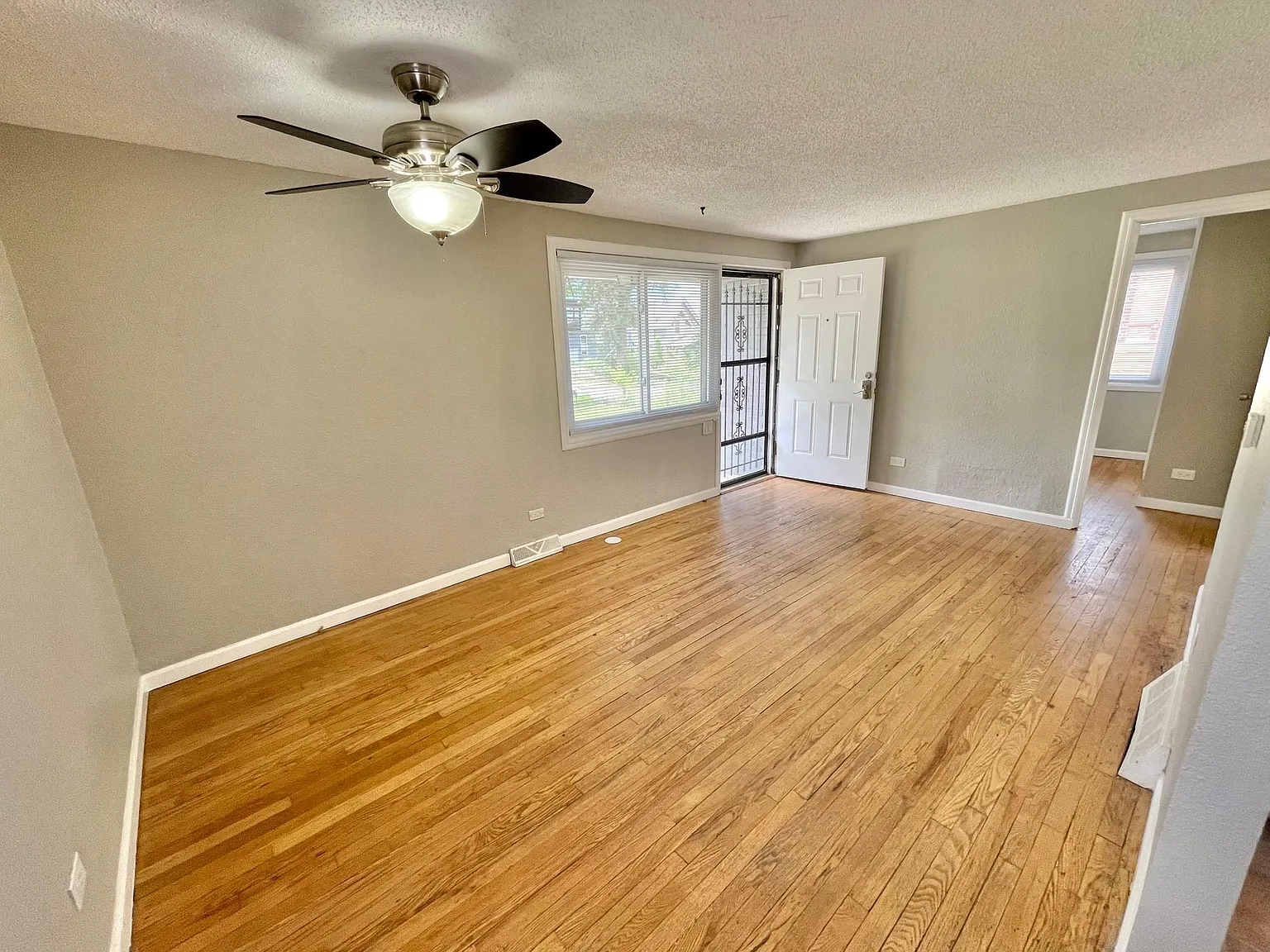 2 bed, 638 sqft, $1,900 — Photo 2