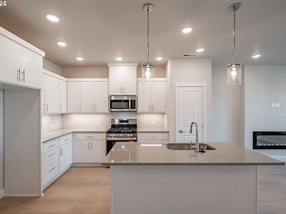 4th image of 3314 SE Farrow Ln