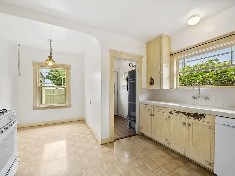 751 W 7th Ave — Photo 10