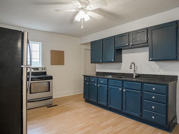 Updated Kitchen W/ Granite & Stainless Steel Appliances