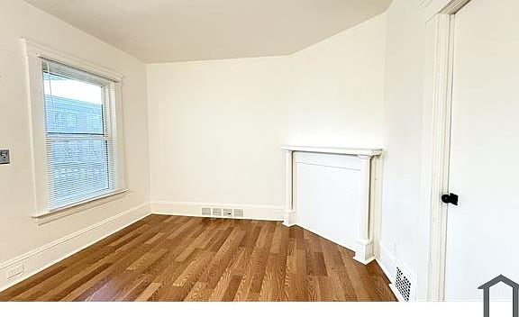 2nd image of 906 E 76th St