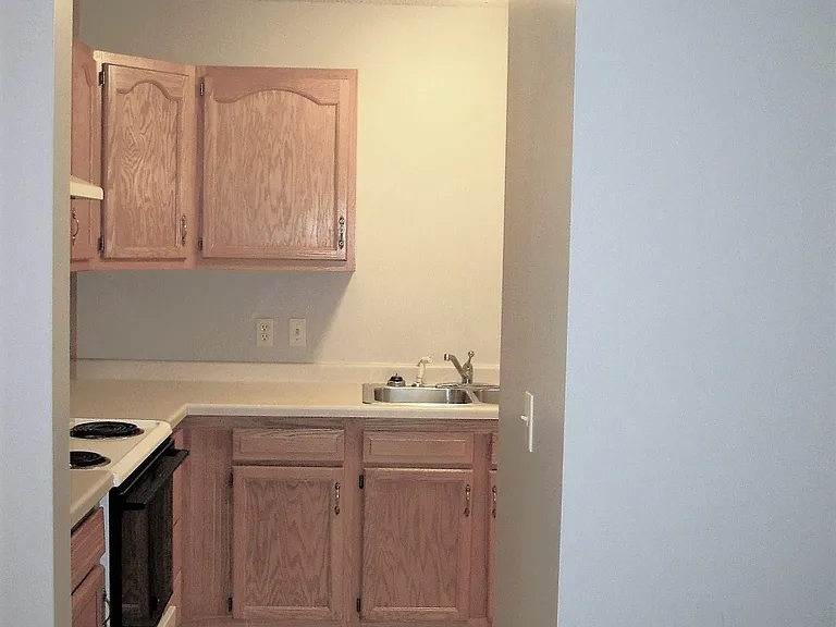 626 W 8th St — Photo 15