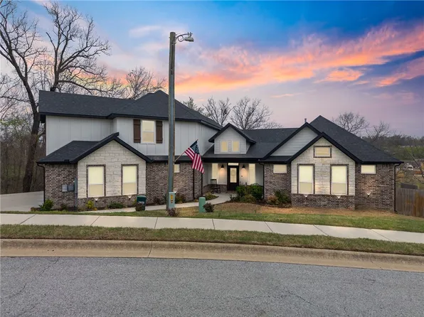 1335 Lee St, Pea Ridge, AR 72751