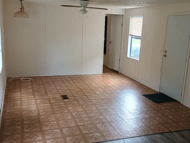 124 SE Laurence Ct — Photo 12