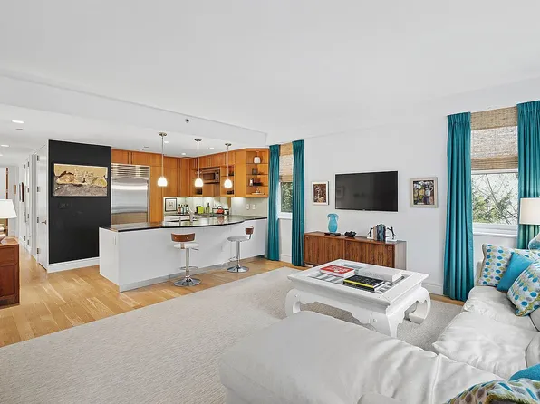 331 E 8th St APT 2, New York, NY 10009