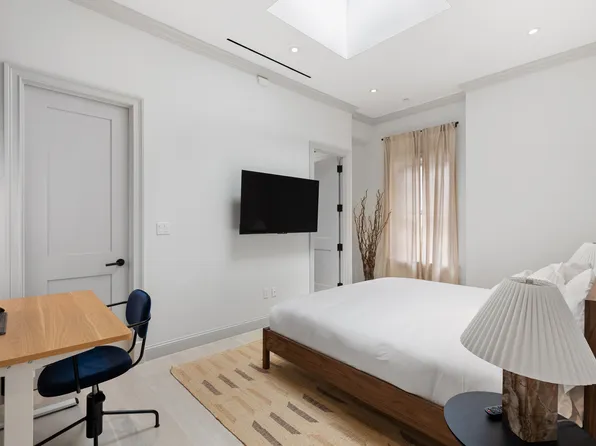 808 Lexington Avenue image 28 of 32