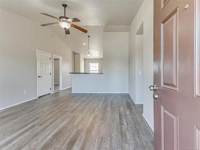 1604 W Elm St — Photo 3