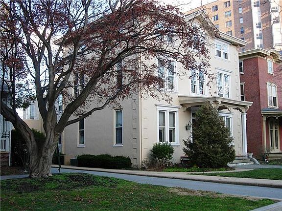 Driveway to Side Bldg Entr & Priv Permit Parking