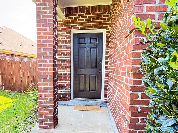 4th image of 1331 Cameron Ct