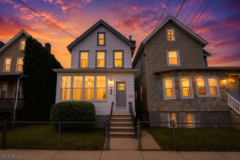 1st image of 169 Oakwood Pl