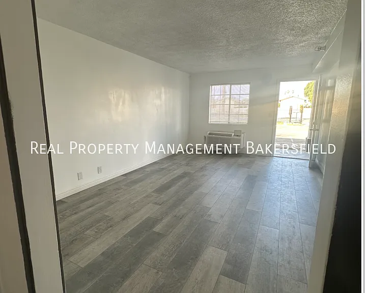 2700 White Ln #151 — Photo 2