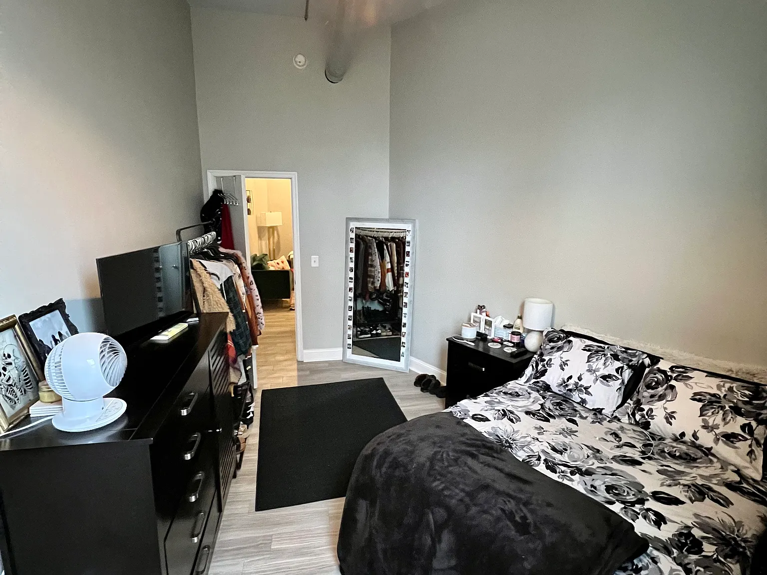 2 bed, 1100 sqft, $1,700 — Photo 4