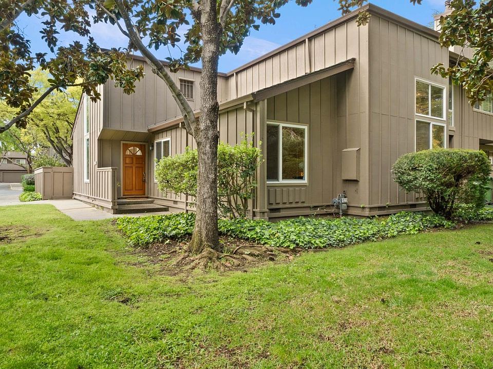 2nd image of 301 Willow Hill Ct