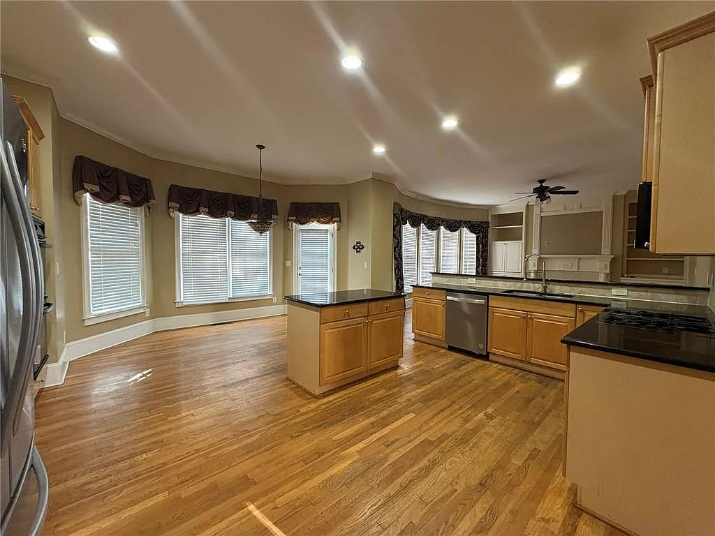 7 bed, 5.5 bath, 3470 sqft, $3,700 — Photo 4