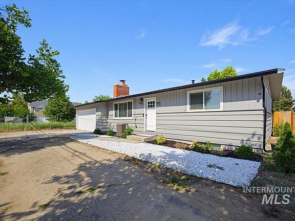 3rd image of 2812 N Cole Rd