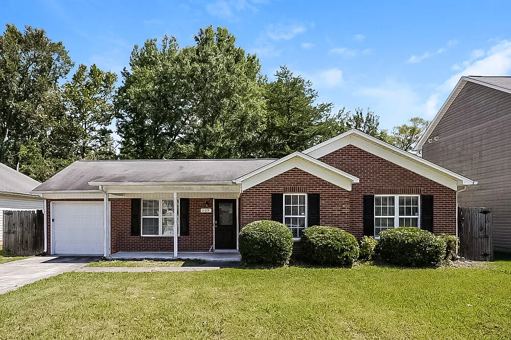 3 bed, 2.0 bath, 1200 sqft, $1,745 — Photo 1