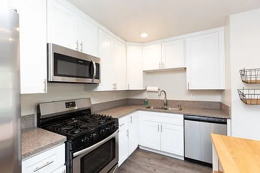3 bed, 959 sqft, $3,688 — Photo 2
