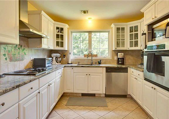 2nd image of 278 Woodbury Rd