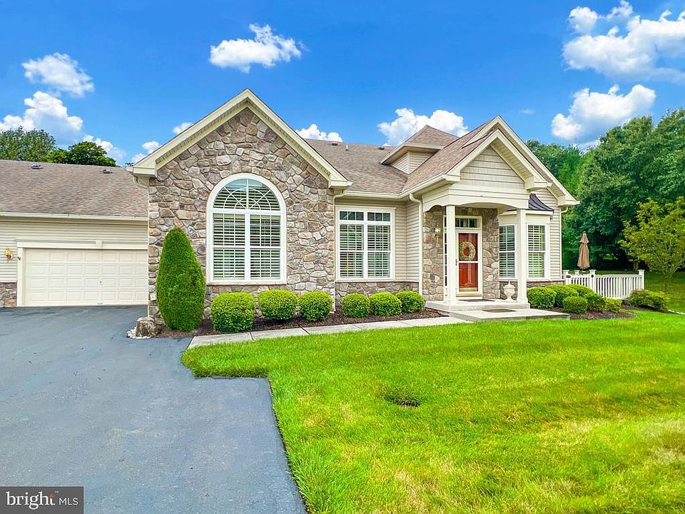 1st image of 210 Willow Dr