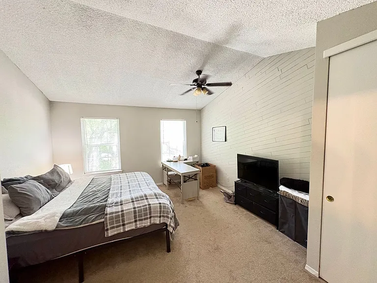 2569 E Nichols Cir — Photo 12