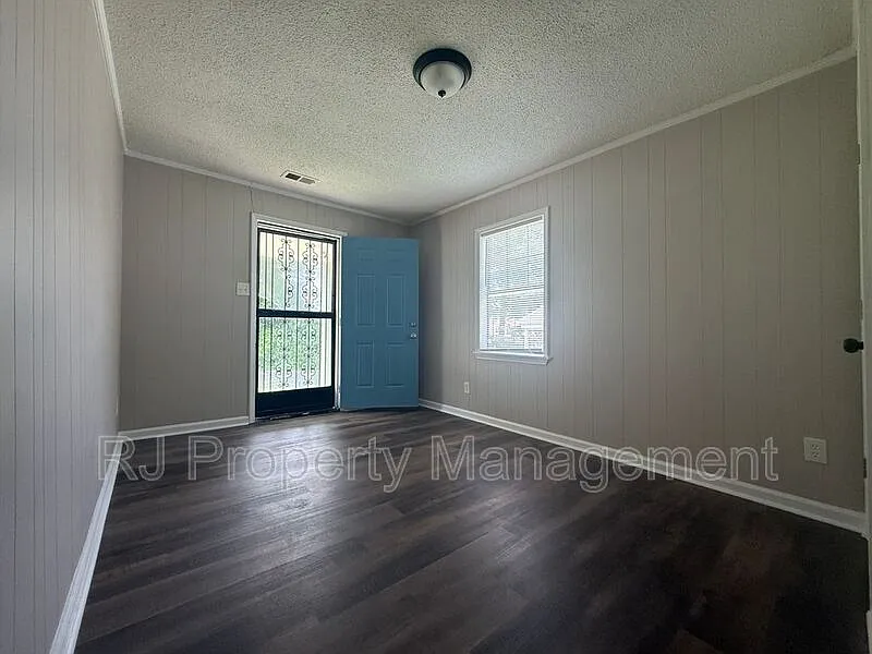3 bed, 2.0 bath, 855 sqft, $1,195 — Photo 2