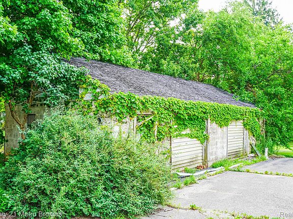 4th image of 8294 Davison Rd