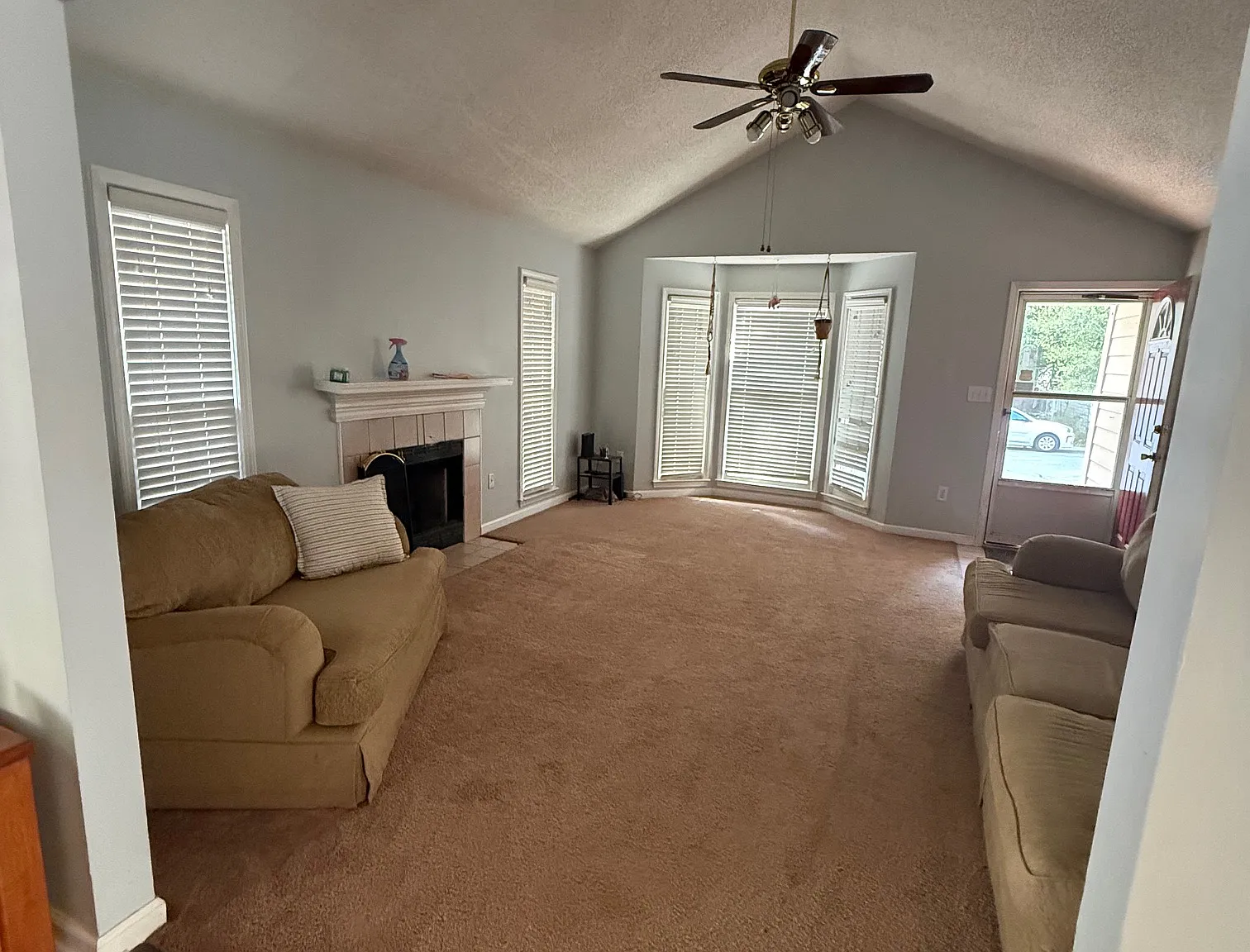 3 bed, 1043 sqft, $1,700 — Photo 2