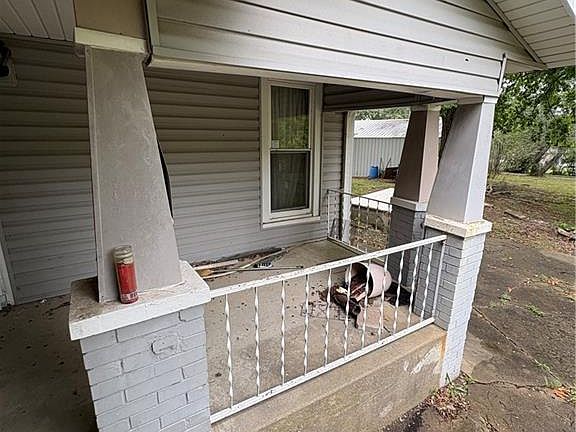 3rd image of 1002 S Barbee St