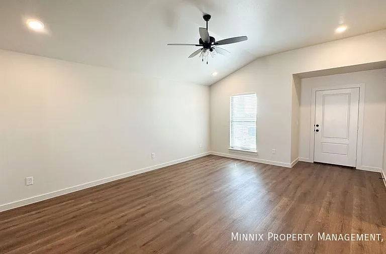 2127 Langford Ave — Photo 4