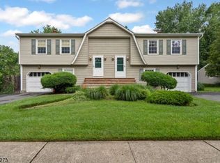 4 Phoenix Dr, Mendham, NJ 07945